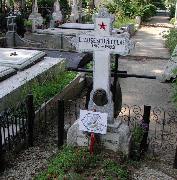 Fostul administrator al cimitirului: Sotii Ceausescu au fost ingropati sub nume false